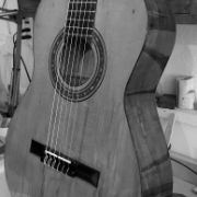004_vista frontale della chitarra dopo il restauro la chitarra finita